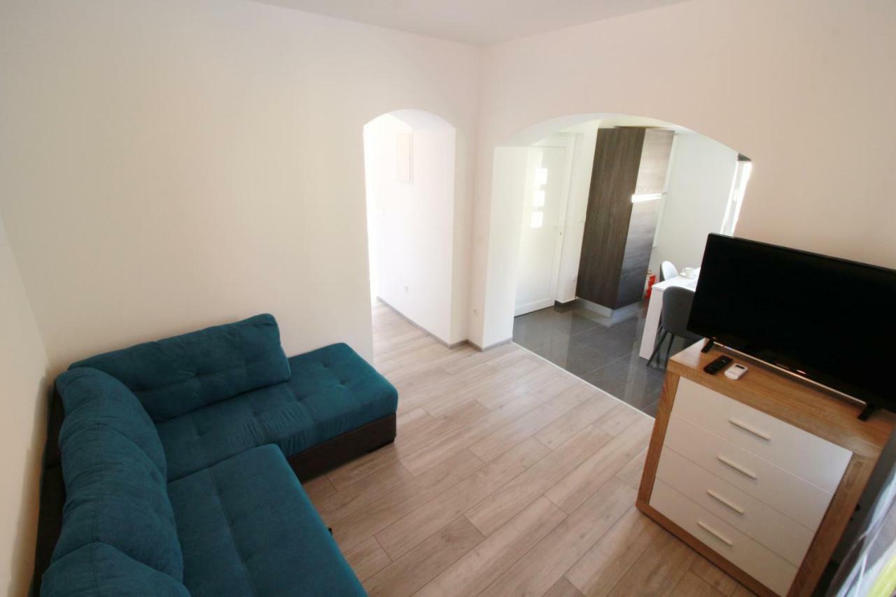 Apartment Sara With Seaview Petrcane Exterior foto