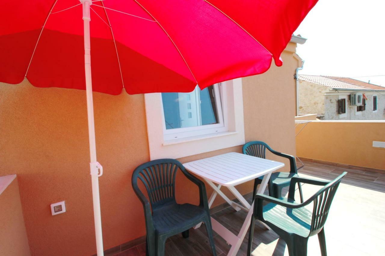 Apartment Sara With Seaview Petrcane Exterior foto