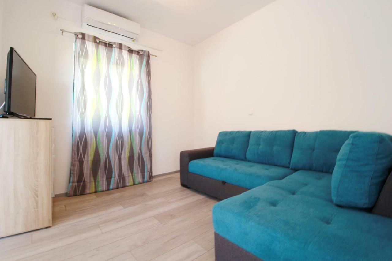 Apartment Sara With Seaview Petrcane Exterior foto