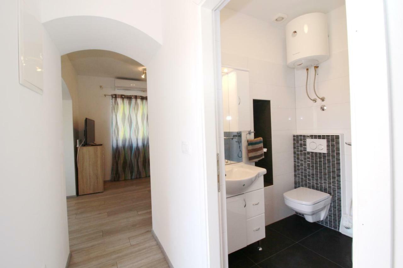 Apartment Sara With Seaview Petrcane Exterior foto
