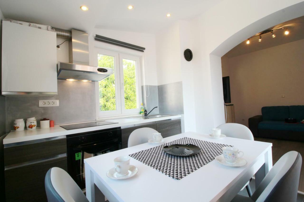 Apartment Sara With Seaview Petrcane Exterior foto
