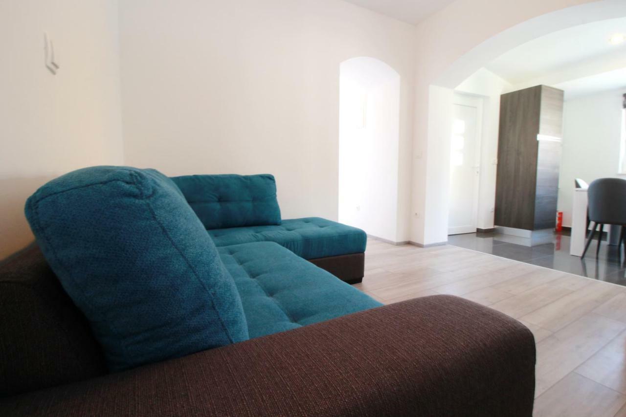 Apartment Sara With Seaview Petrcane Exterior foto