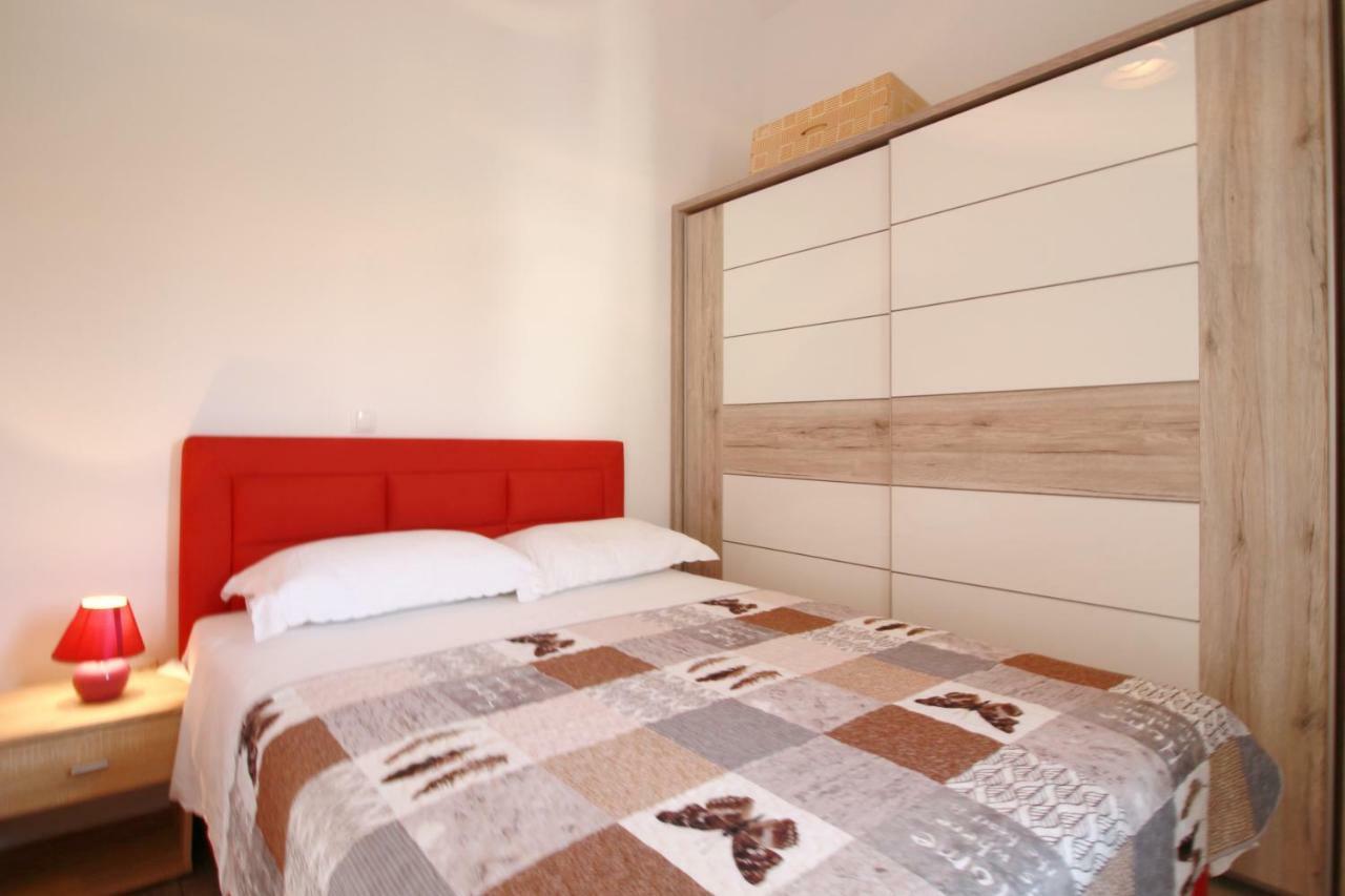 Apartment Sara With Seaview Petrcane Exterior foto